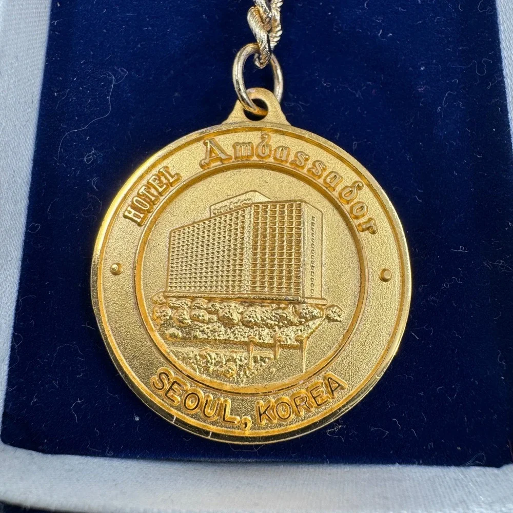 Vintage Hotel Ambassador Seoul‎ Korea Gold Tone Medallion Keychain with Box